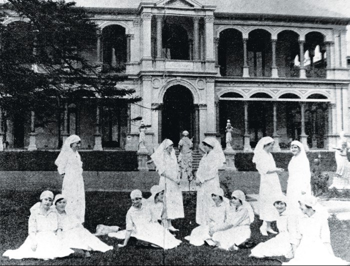 First graduating nurses at the WMH in 1925
