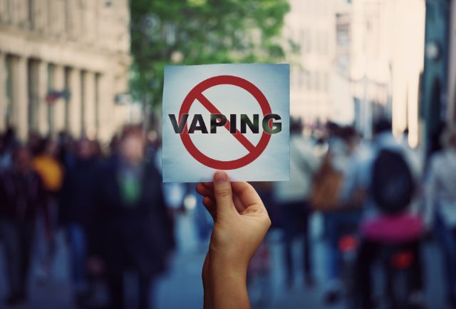 No vaping sign held up by a hand